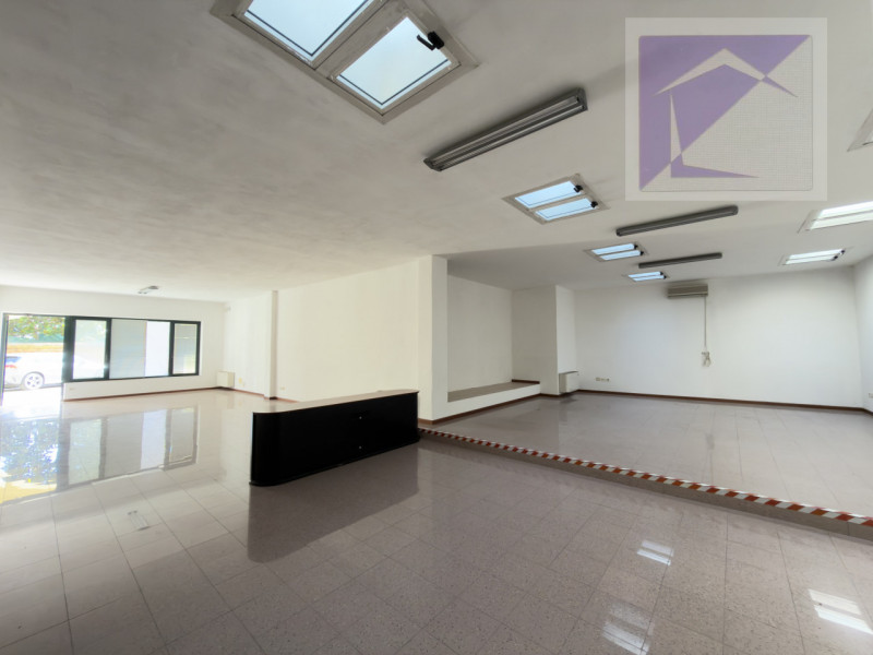 Piombino Dese, in pieno centro paese proponiamo in vendita un locale commerciale di circa 95 mq a...