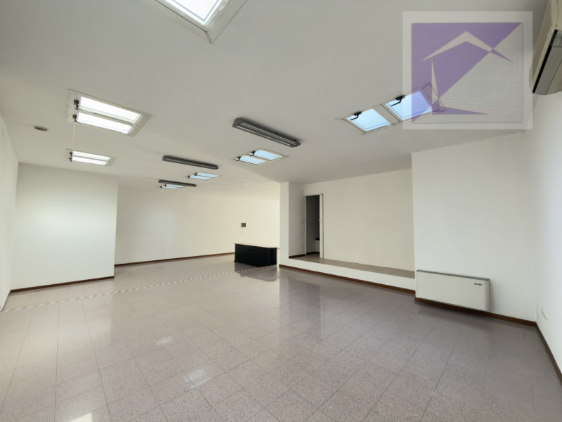 Piombino Dese, in pieno centro paese proponiamo in vendita un locale commerciale di circa 95 mq a...