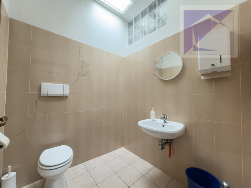 Piombino Dese, in pieno centro paese proponiamo in vendita un locale commerciale di circa 95 mq a...