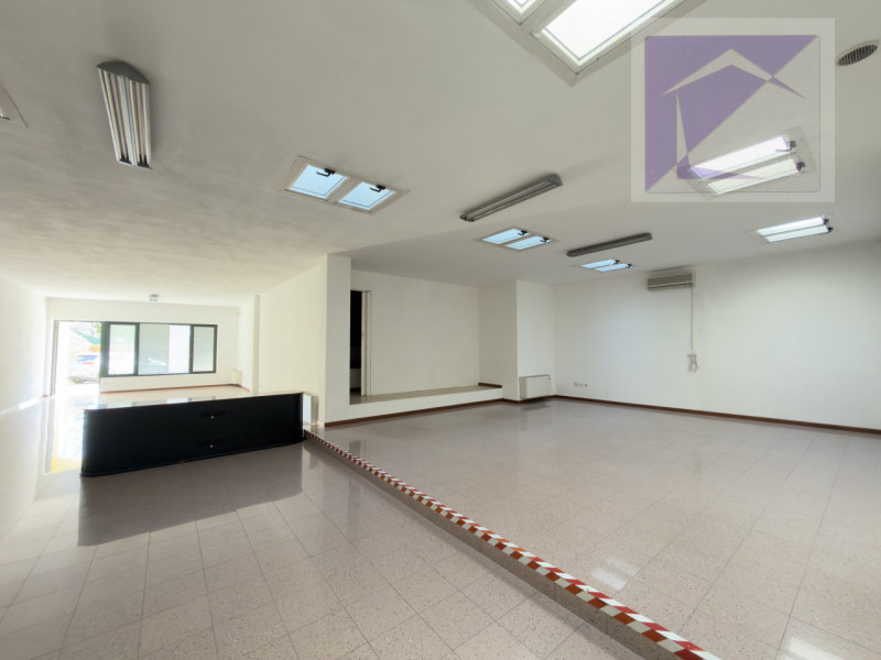 Piombino Dese, in pieno centro paese proponiamo in vendita un locale commerciale di circa 95 mq a...