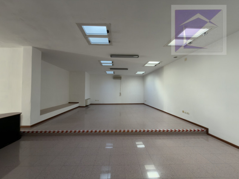 Piombino Dese, in pieno centro paese proponiamo in vendita un locale commerciale di circa 95 mq a...