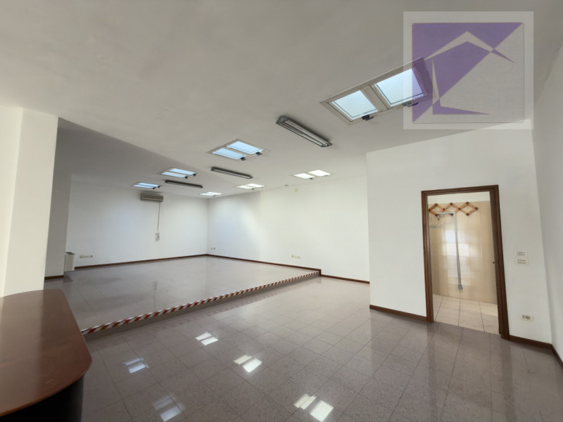 Piombino Dese, in pieno centro paese proponiamo in vendita un locale commerciale di circa 95 mq a...