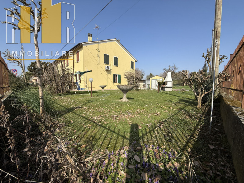 Proponiamo in vendita esclusiva abitazione disposta su due livelli con circa 1.000 mq di giardino...