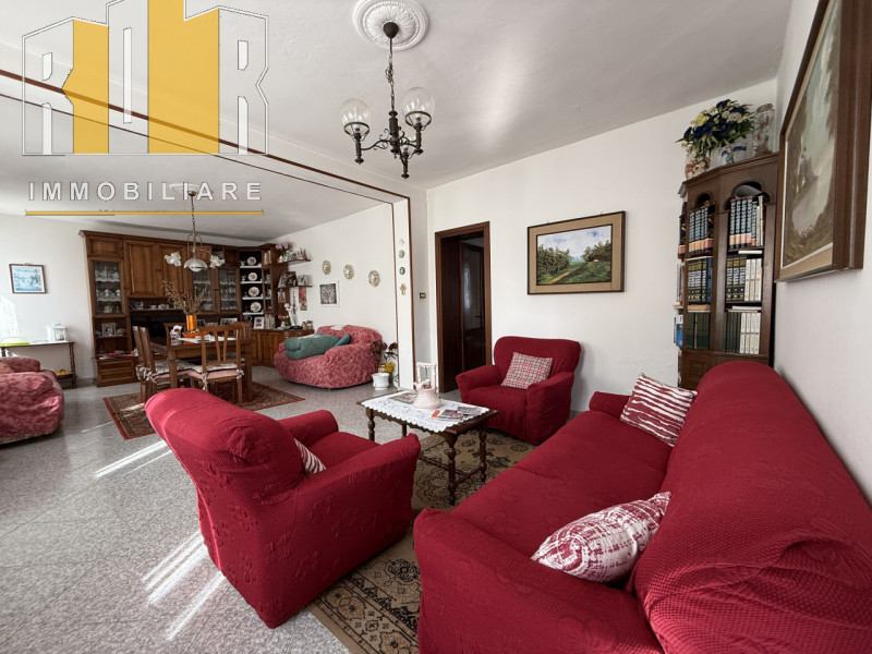 Proponiamo in vendita esclusiva abitazione disposta su due livelli con circa 1.000 mq di giardino...