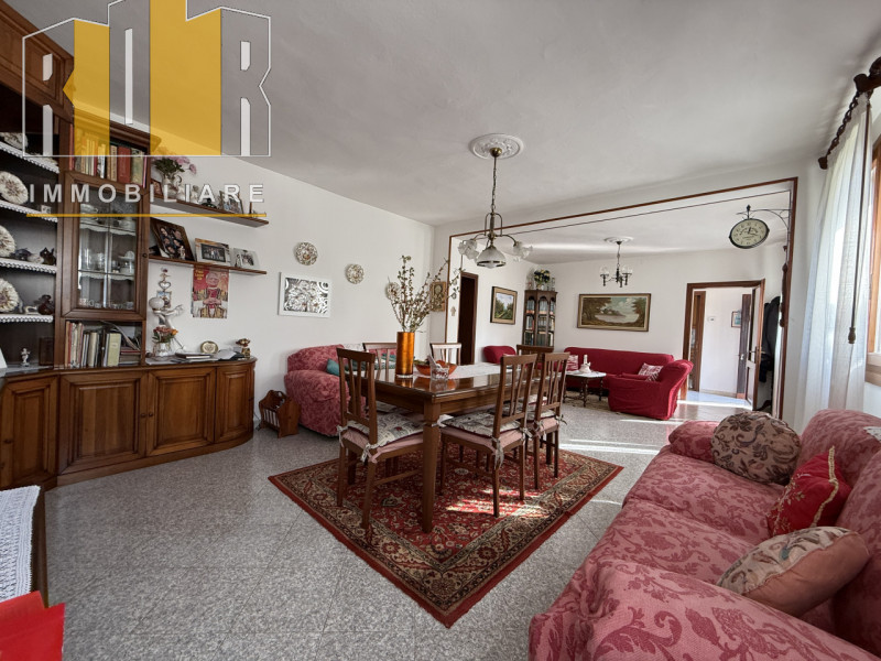 Proponiamo in vendita esclusiva abitazione disposta su due livelli con circa 1.000 mq di giardino...