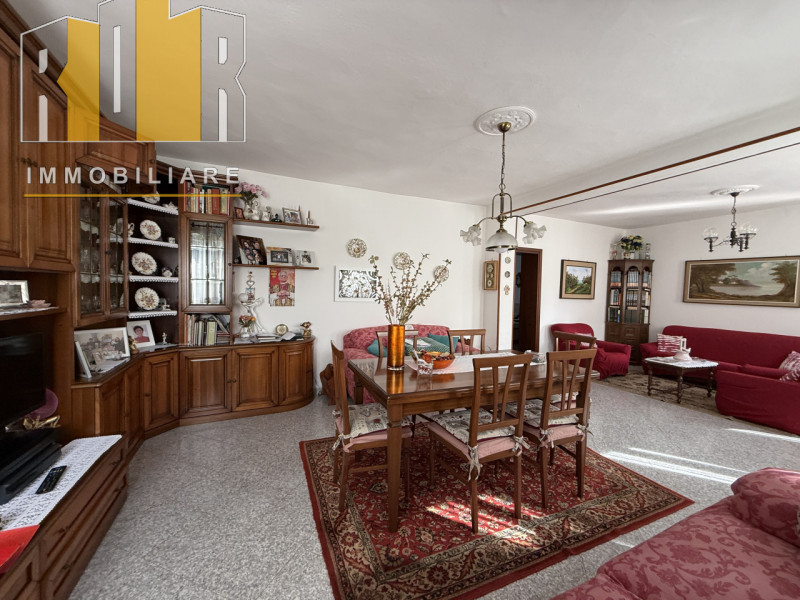 Proponiamo in vendita esclusiva abitazione disposta su due livelli con circa 1.000 mq di giardino...