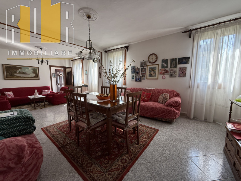 Proponiamo in vendita esclusiva abitazione disposta su due livelli con circa 1.000 mq di giardino...