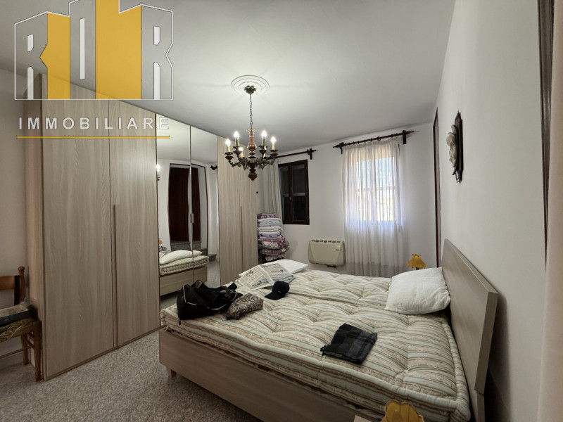 Proponiamo in vendita esclusiva abitazione disposta su due livelli con circa 1.000 mq di giardino...