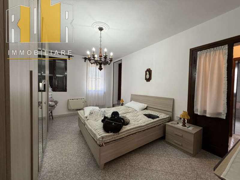 Proponiamo in vendita esclusiva abitazione disposta su due livelli con circa 1.000 mq di giardino...