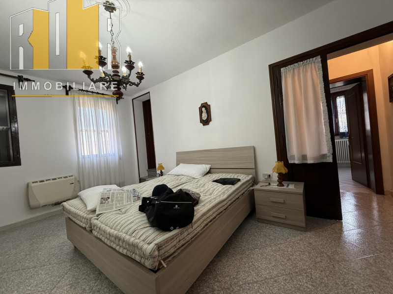 Proponiamo in vendita esclusiva abitazione disposta su due livelli con circa 1.000 mq di giardino...