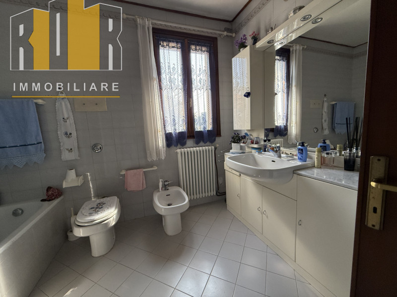 Proponiamo in vendita esclusiva abitazione disposta su due livelli con circa 1.000 mq di giardino...