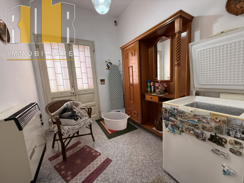 Proponiamo in vendita esclusiva abitazione disposta su due livelli con circa 1.000 mq di giardino...