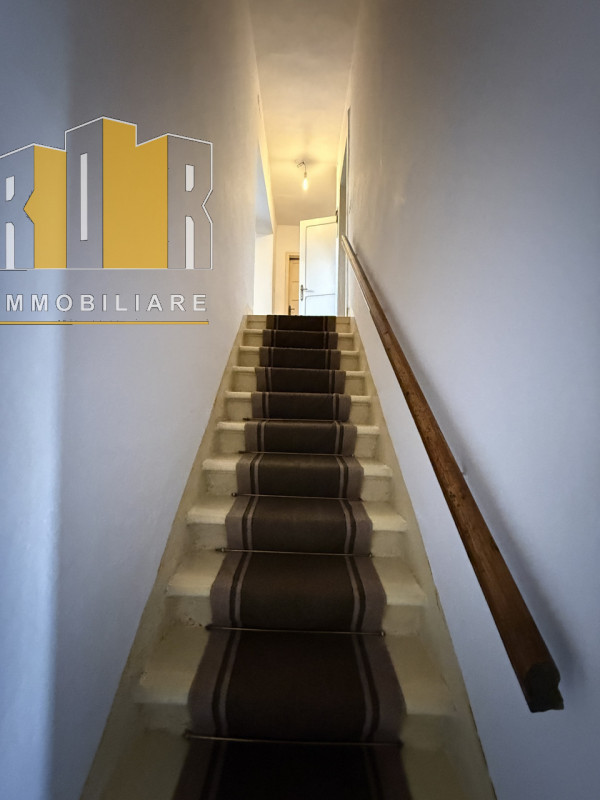 Proponiamo in vendita esclusiva abitazione disposta su due livelli con circa 1.000 mq di giardino...