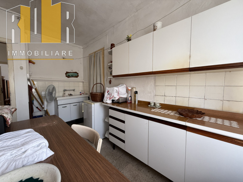 Proponiamo in vendita esclusiva abitazione disposta su due livelli con circa 1.000 mq di giardino...