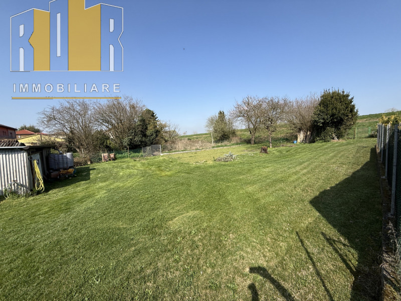 Proponiamo in vendita esclusiva abitazione disposta su due livelli con circa 1.000 mq di giardino...