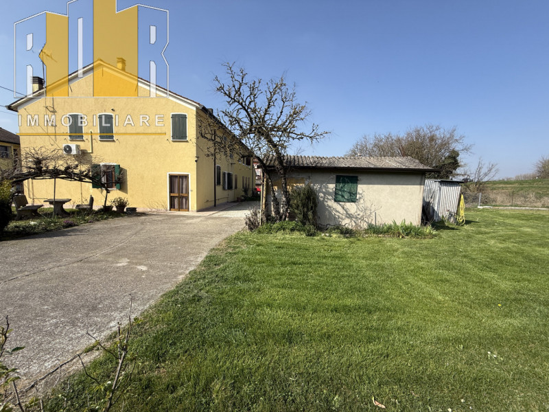 Proponiamo in vendita esclusiva abitazione disposta su due livelli con circa 1.000 mq di giardino...