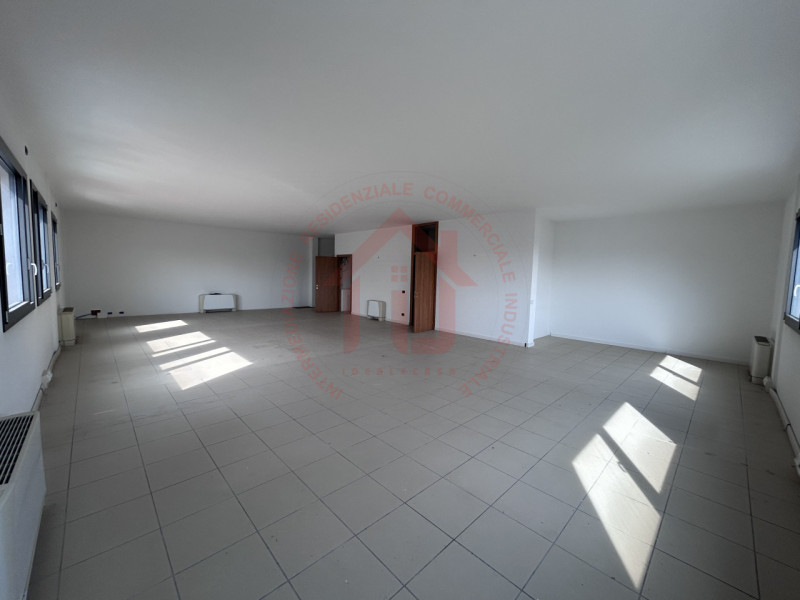 RIF: FR316 RUBANO - PADOVA Proponiamo in affitto ufficio di 140 mq open space al primo piano serv...