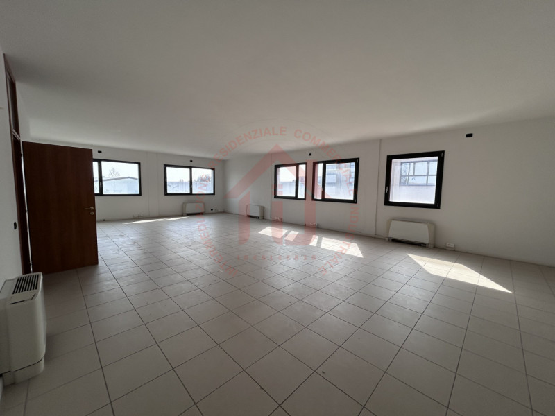 RIF: FR316 RUBANO - PADOVA Proponiamo in affitto ufficio di 140 mq open space al primo piano serv...