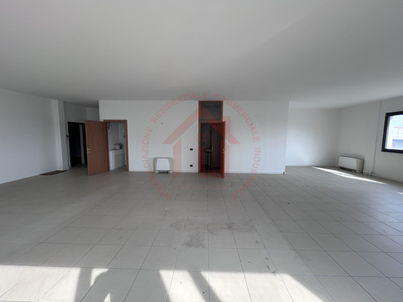 RIF: FR316 RUBANO - PADOVA Proponiamo in affitto ufficio di 140 mq open space al primo piano serv...