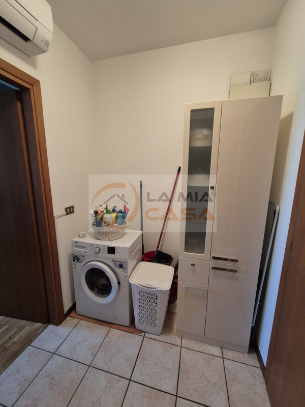 E' RICHIESTO UN CONTRATTO DI LOCAZIONE TRANSITORIO DI 12 MESI PER STUDENTI, RICERCATORI, INSEGNAN...