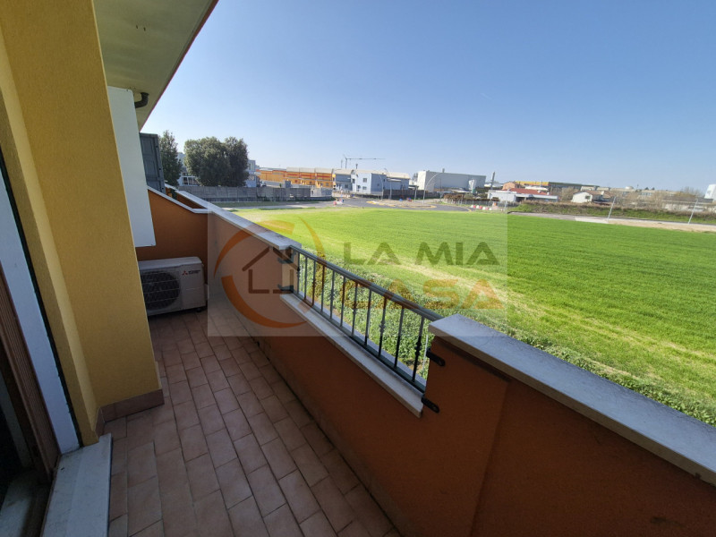 E' RICHIESTO UN CONTRATTO DI LOCAZIONE TRANSITORIO DI 12 MESI PER STUDENTI, RICERCATORI, INSEGNAN...