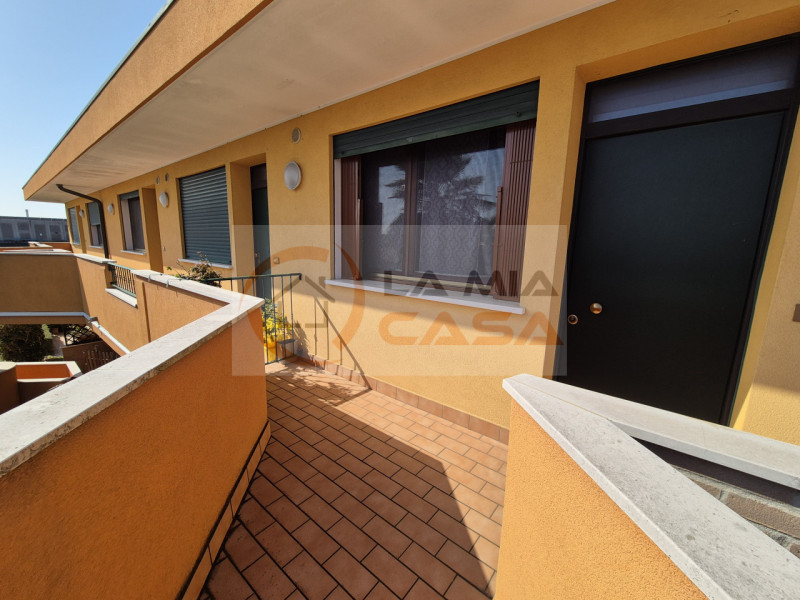 E' RICHIESTO UN CONTRATTO DI LOCAZIONE TRANSITORIO DI 12 MESI PER STUDENTI, RICERCATORI, INSEGNAN...