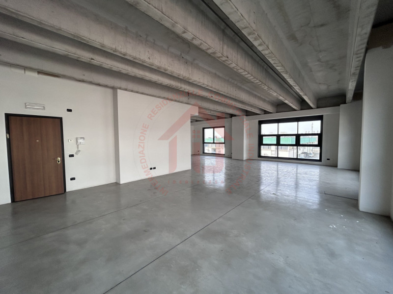 RIF: FR317 RUBANO - PADOVA Proponiamo in affitto ufficio di 120 mq open space al primo piano serv...