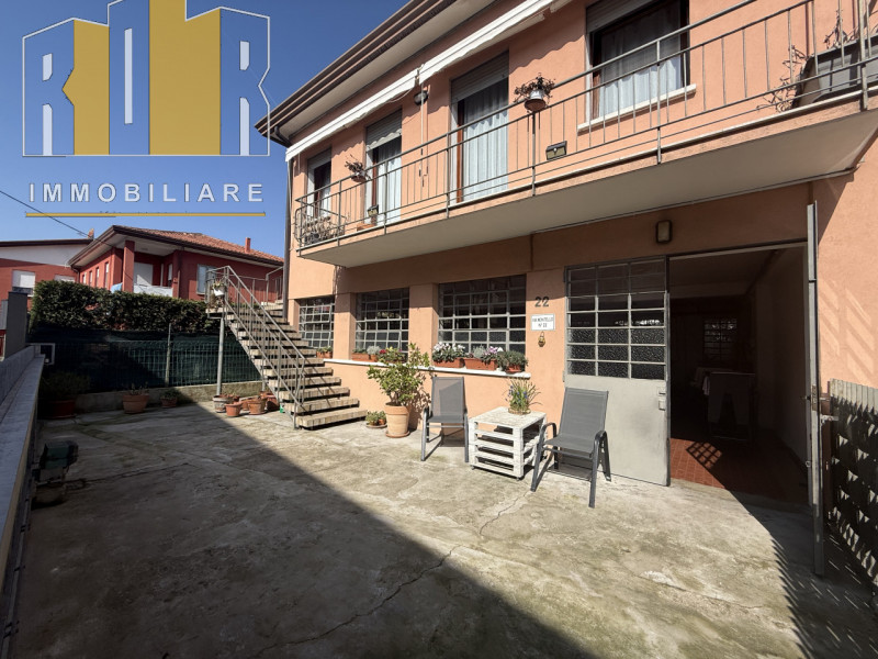 Proponiamo in vendita ESCLUSIVA porzione di fabbricato cielo terra e scoperto esclusivo ubicato n...