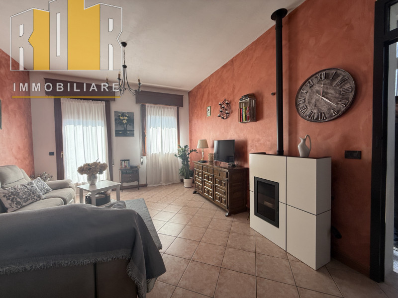 Proponiamo in vendita ESCLUSIVA porzione di fabbricato cielo terra e scoperto esclusivo ubicato n...