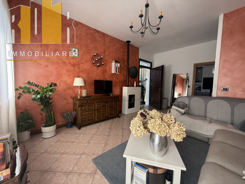 Proponiamo in vendita ESCLUSIVA porzione di fabbricato cielo terra e scoperto esclusivo ubicato n...