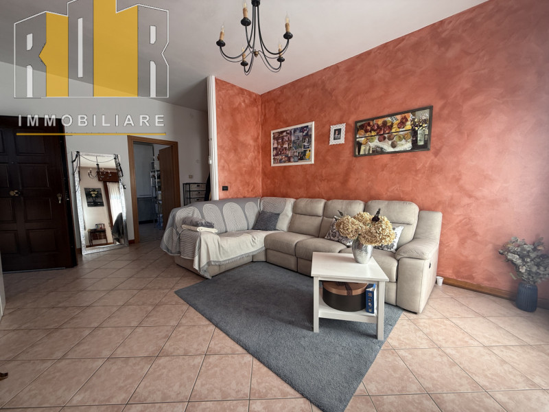 Proponiamo in vendita ESCLUSIVA porzione di fabbricato cielo terra e scoperto esclusivo ubicato n...