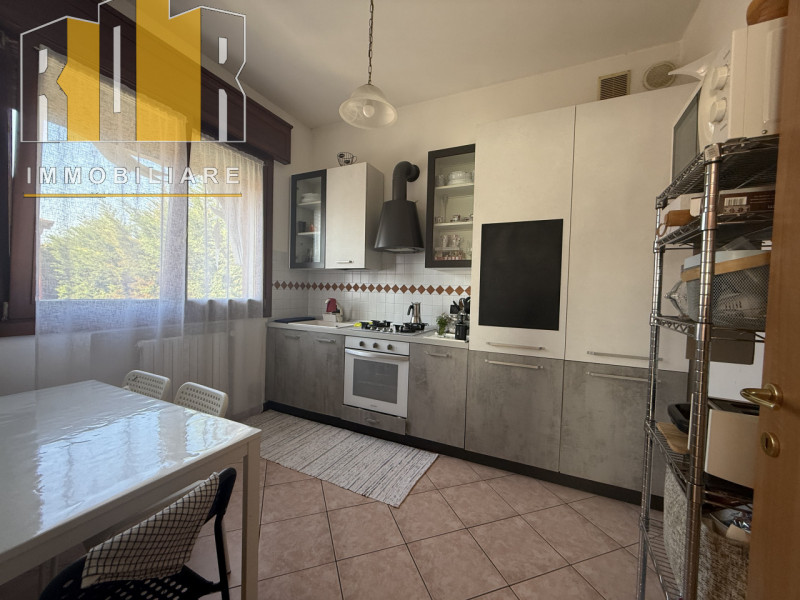 Proponiamo in vendita ESCLUSIVA porzione di fabbricato cielo terra e scoperto esclusivo ubicato n...