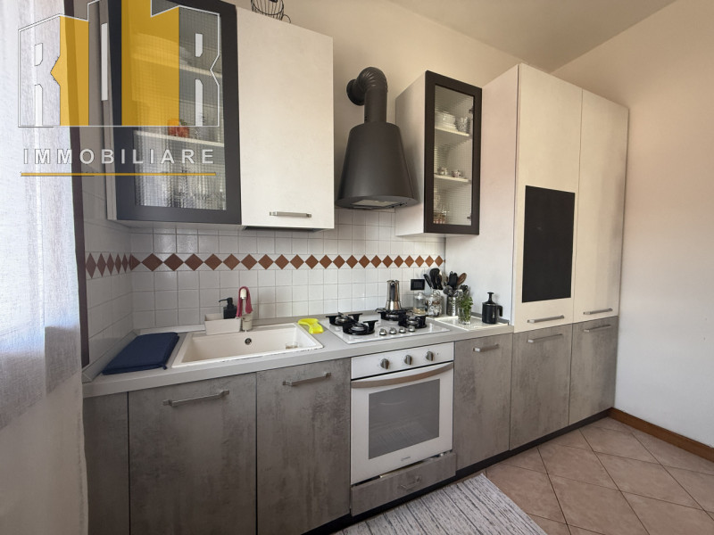 Proponiamo in vendita ESCLUSIVA porzione di fabbricato cielo terra e scoperto esclusivo ubicato n...