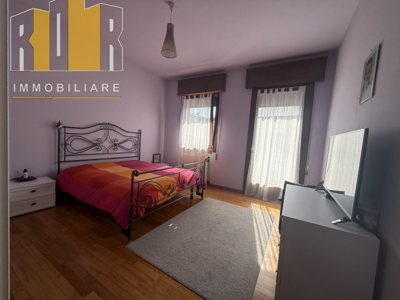 Proponiamo in vendita ESCLUSIVA porzione di fabbricato cielo terra e scoperto esclusivo ubicato n...