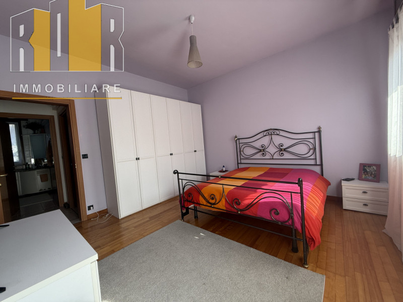 Proponiamo in vendita ESCLUSIVA porzione di fabbricato cielo terra e scoperto esclusivo ubicato n...