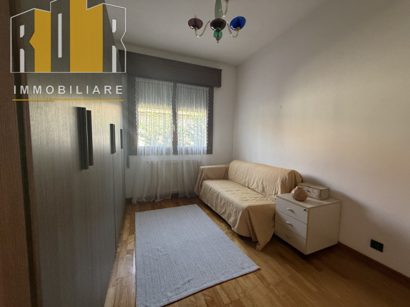 Proponiamo in vendita ESCLUSIVA porzione di fabbricato cielo terra e scoperto esclusivo ubicato n...