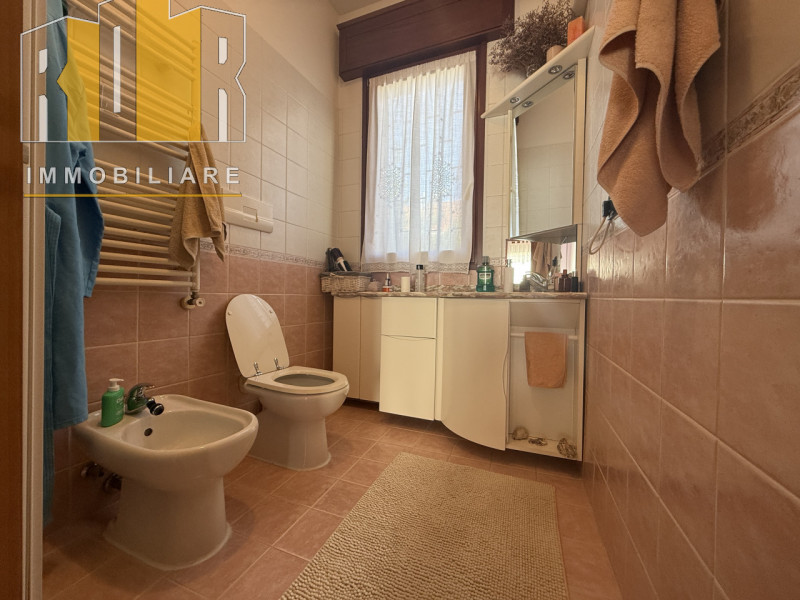 Proponiamo in vendita ESCLUSIVA porzione di fabbricato cielo terra e scoperto esclusivo ubicato n...