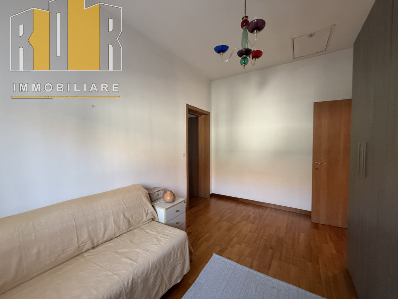 Proponiamo in vendita ESCLUSIVA porzione di fabbricato cielo terra e scoperto esclusivo ubicato n...