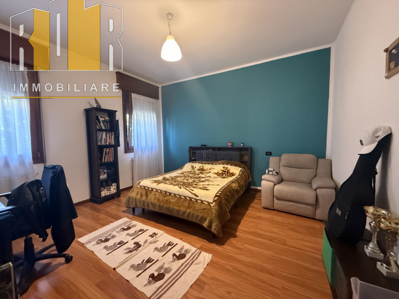 Proponiamo in vendita ESCLUSIVA porzione di fabbricato cielo terra e scoperto esclusivo ubicato n...