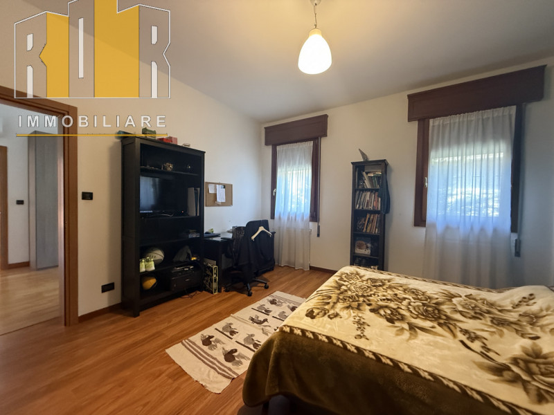 Proponiamo in vendita ESCLUSIVA porzione di fabbricato cielo terra e scoperto esclusivo ubicato n...