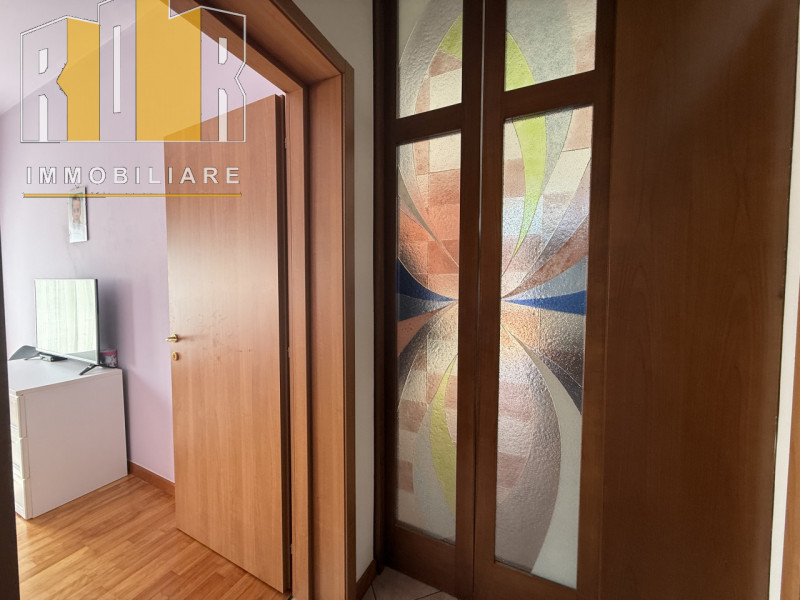 Proponiamo in vendita ESCLUSIVA porzione di fabbricato cielo terra e scoperto esclusivo ubicato n...