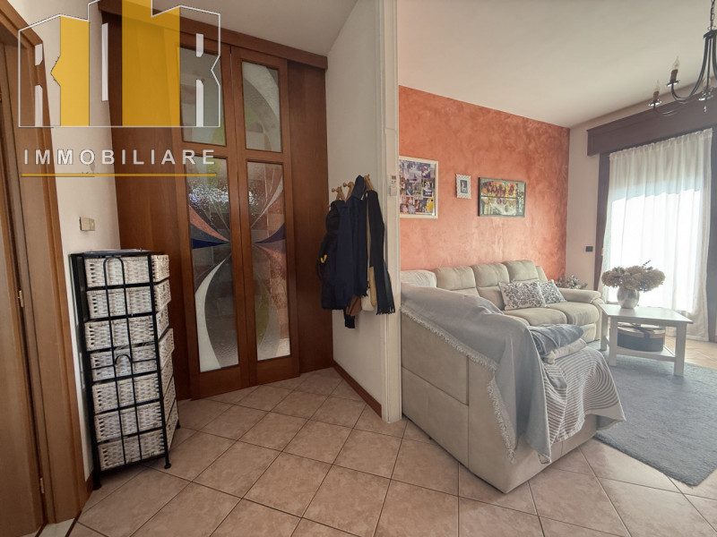 Proponiamo in vendita ESCLUSIVA porzione di fabbricato cielo terra e scoperto esclusivo ubicato n...