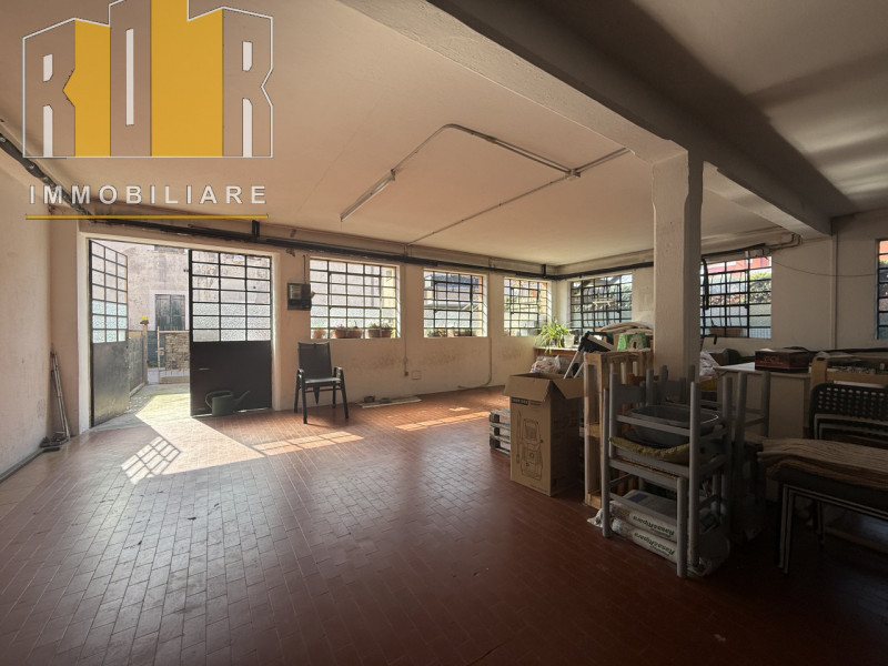 Proponiamo in vendita ESCLUSIVA porzione di fabbricato cielo terra e scoperto esclusivo ubicato n...