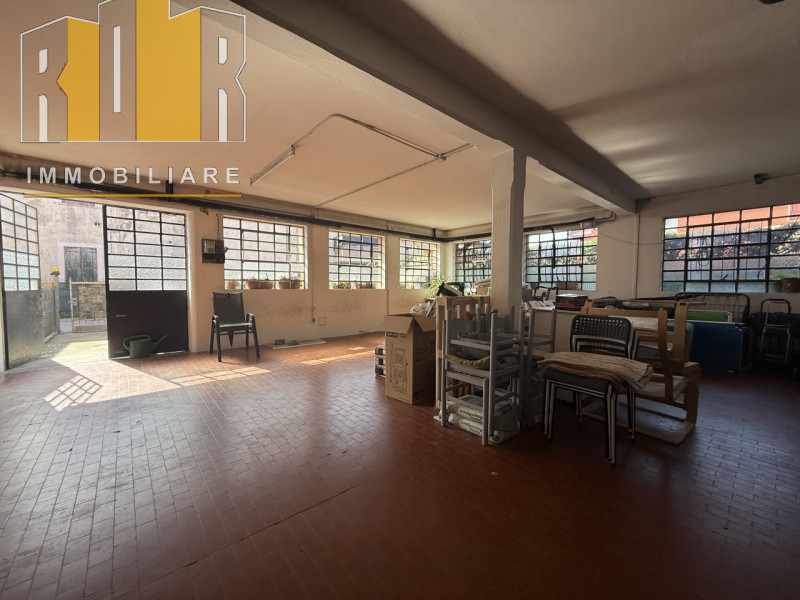 Proponiamo in vendita ESCLUSIVA porzione di fabbricato cielo terra e scoperto esclusivo ubicato n...