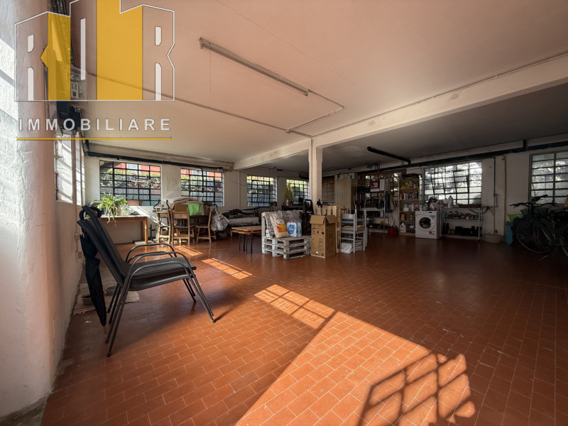 Proponiamo in vendita ESCLUSIVA porzione di fabbricato cielo terra e scoperto esclusivo ubicato n...