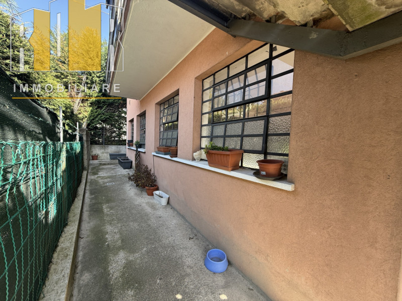 Proponiamo in vendita ESCLUSIVA porzione di fabbricato cielo terra e scoperto esclusivo ubicato n...