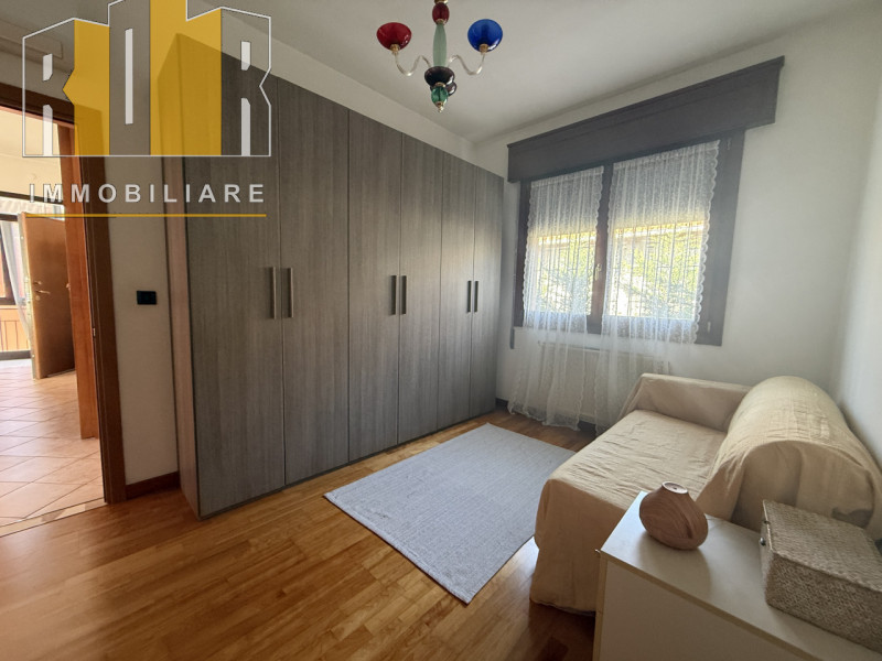 Proponiamo in vendita ESCLUSIVA porzione di fabbricato cielo terra e scoperto esclusivo ubicato n...