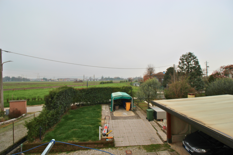 Bertesinella.
In una via immersa nel verde e a un passo dal centro cittadino offriamo in vendita ...