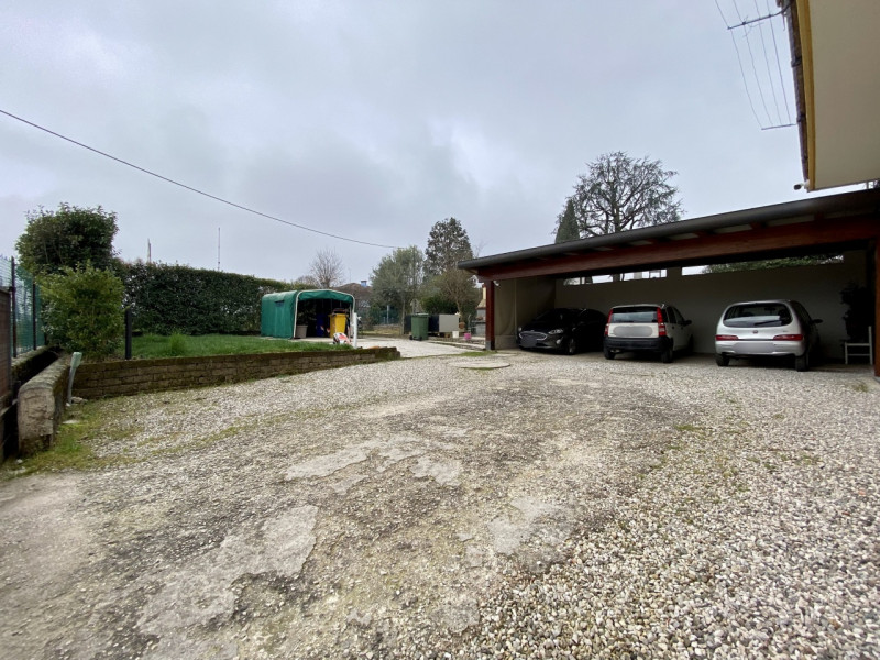 Bertesinella.
In una via immersa nel verde e a un passo dal centro cittadino offriamo in vendita ...