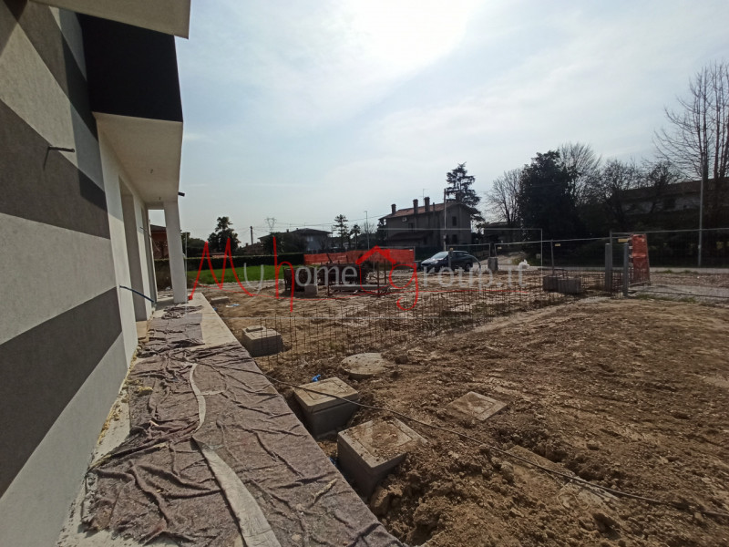 LEGNARO (RIF: V444-R): Porzione di villa bifamiliare, caratterizzata da generose dimensioni e un ...